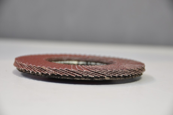 Lamellenfächerschleifscheibe für Stahl D115 (Ausführung gerade)